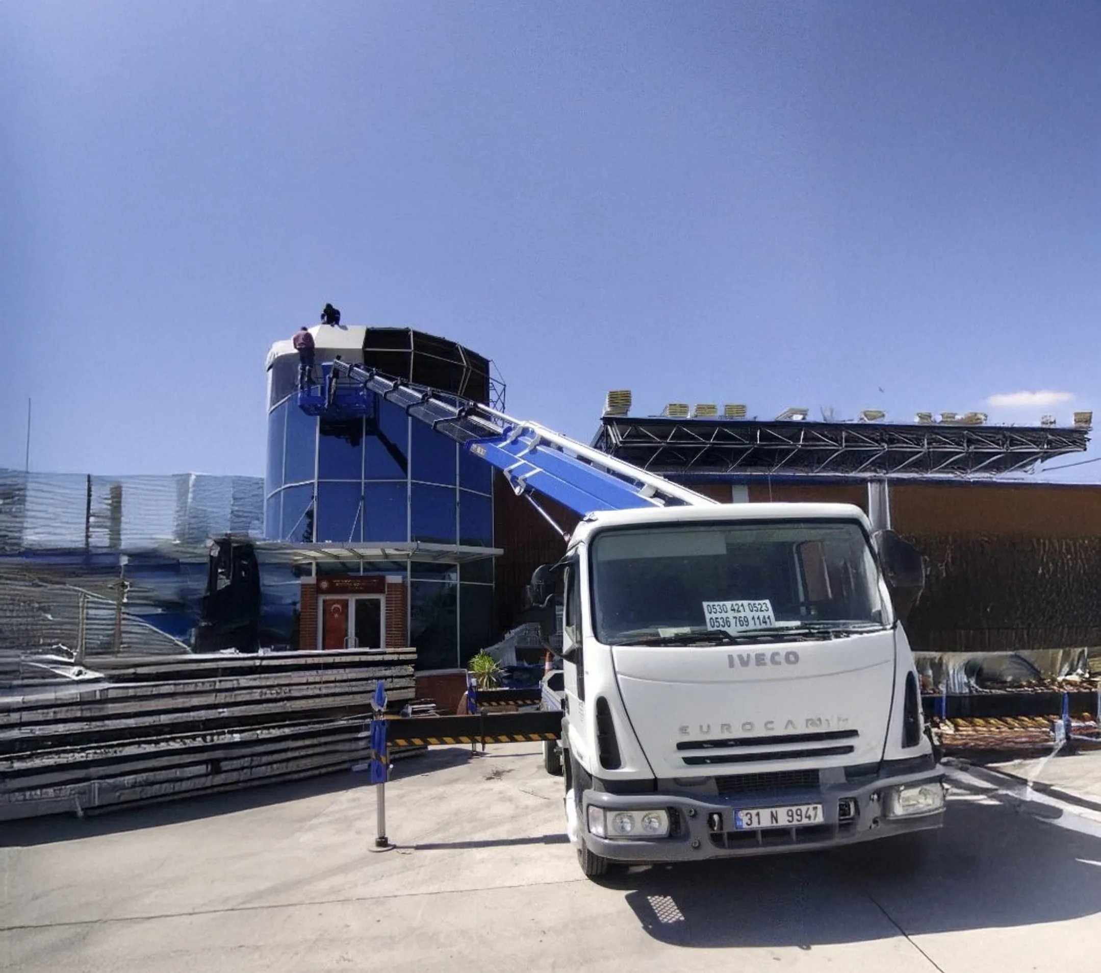 Önder Sepetli Vinç ile ticari bina çatısında tabela montajı – Hatay