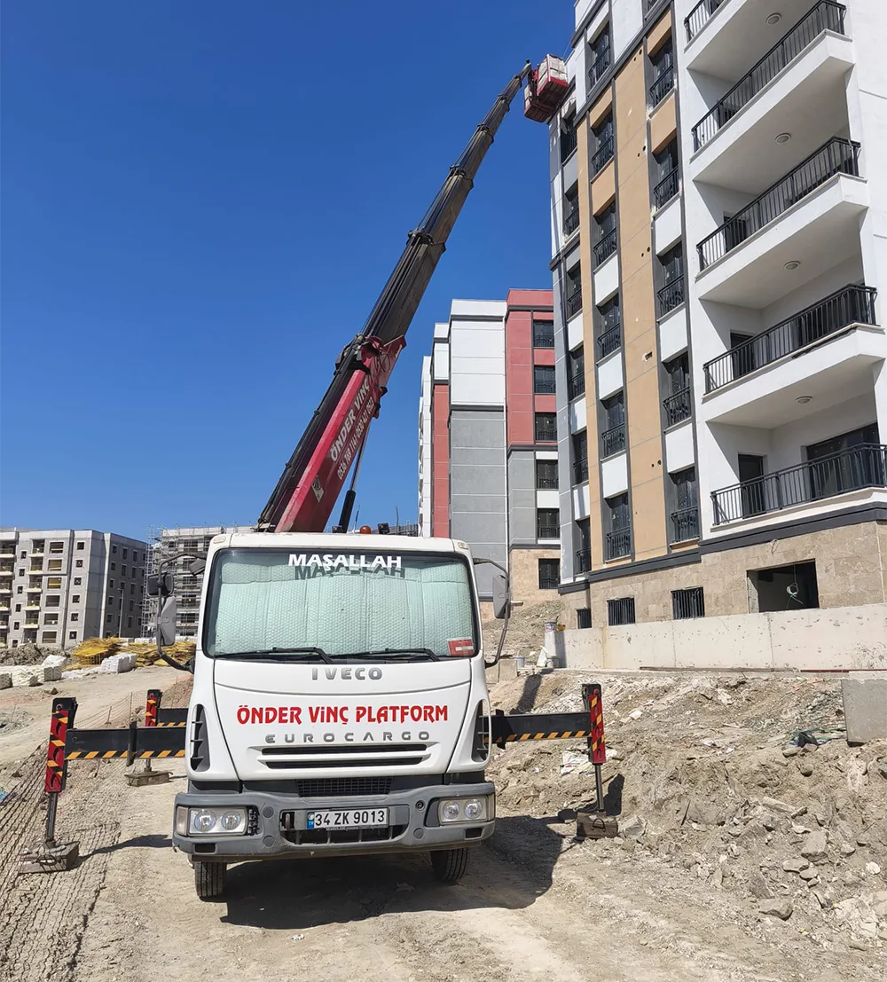 İskenderun’da bina cephesi çalışması yapan sepetli vinç – Önder Sepetli Vinç